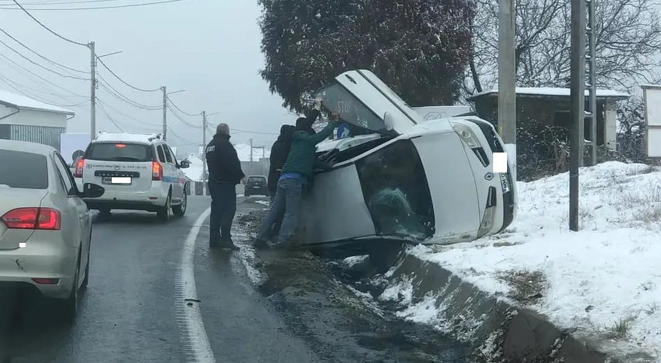 FOTO. Drumul Satu Mare - Baia Mare. Renault răsturnat în șanț