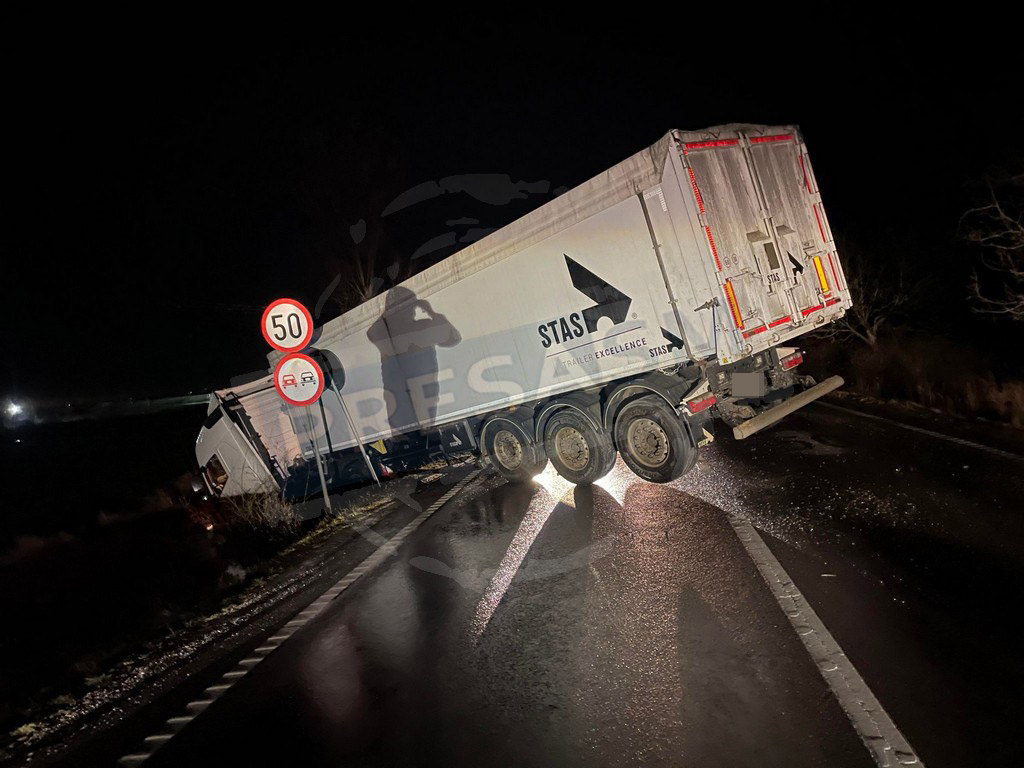 FOTO/VIDEO. TIR ajuns în șanț, în județul Satu Mare. DN 19 a fost blocat