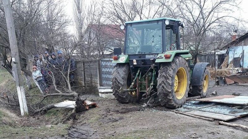SATU MARE. Ștraf desprins de la tractor, pieton rănit lăsat pe trotuar. Șoferul a fugit