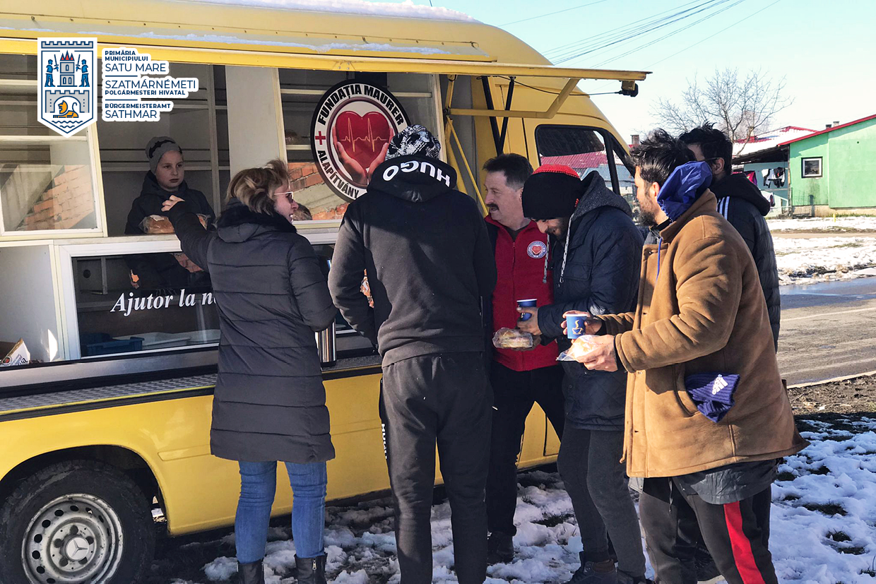 FOTO. Ajutor pentru oamenii străzii, pe timp de ger. Sătmărenii, rugați să dea dovadă de spirit civic