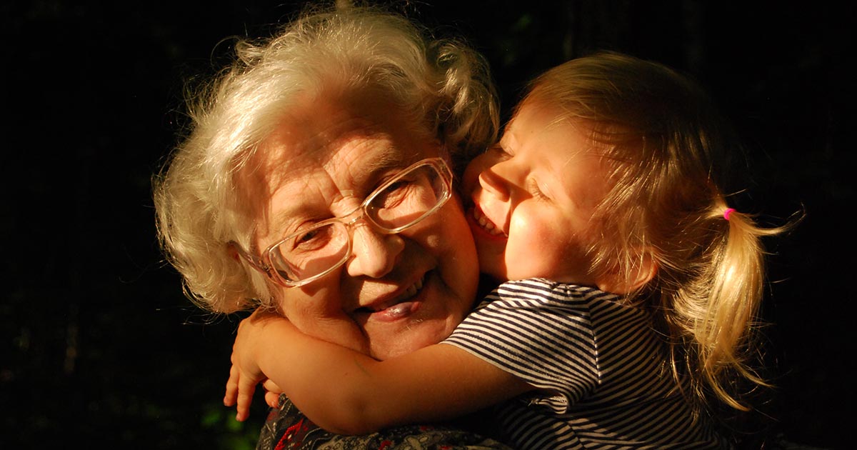 PROIECT. Bunicii care stau cu nepoții ar putea primi bani de la stat