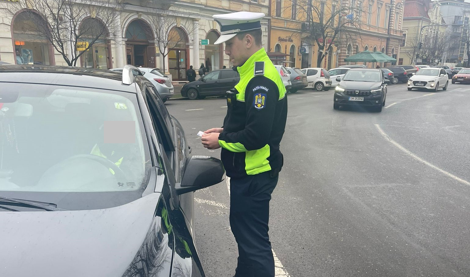 Sătmăreanul n-a mai avut răbdare să își ia permisul și s-a urcat la volan. În plus, avea probleme și cu mașina