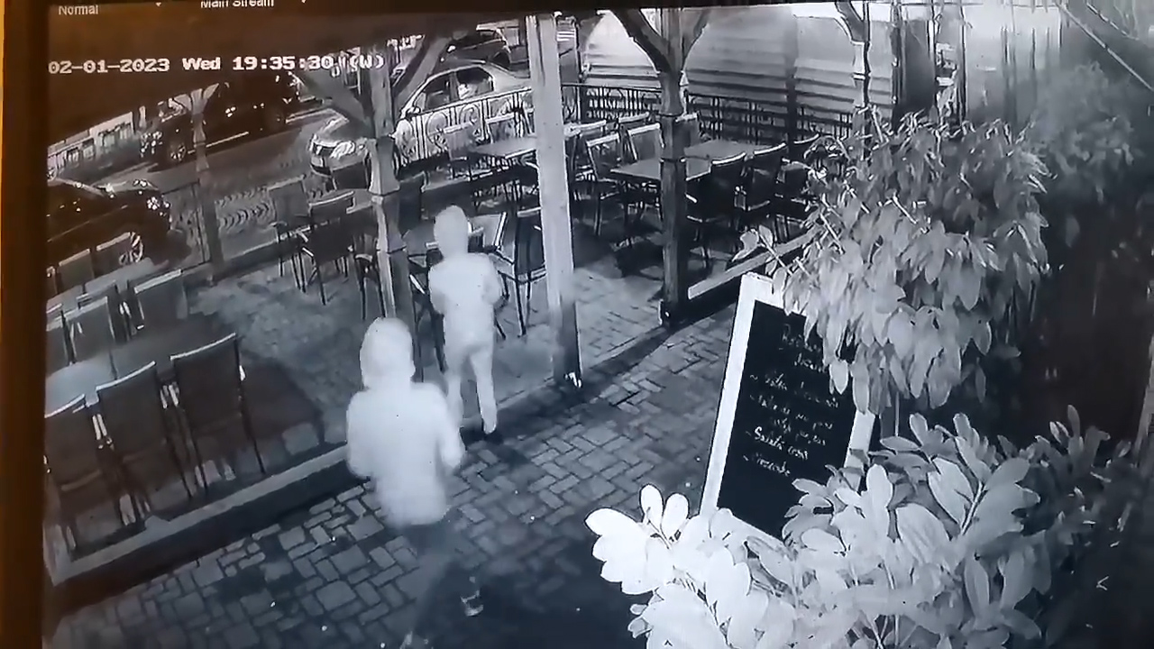 VIDEO. Cum se fură de pe terasele din Carei. Copii surprinși de camerele de supraveghere