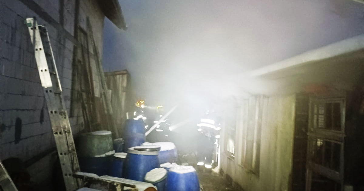 FOTO. Incendiu în județul Satu Mare. Pompierii au salvat casa, adăpostul și animalele