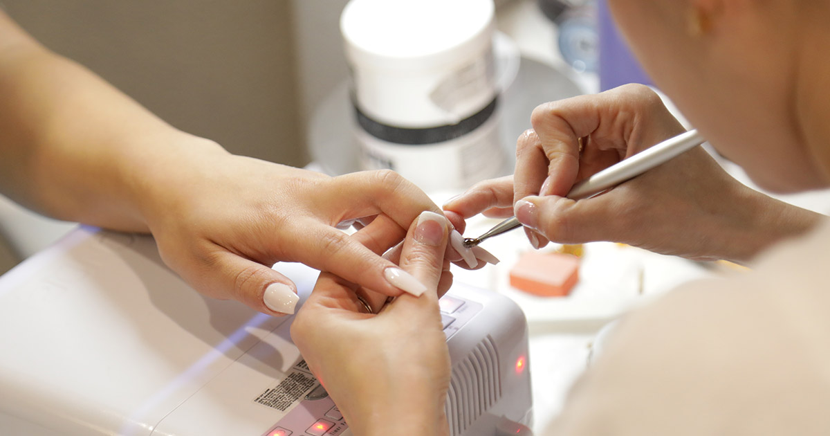 VIDEO. Servicii de manichiură în sala de ședințe a unei primării din țară. Angajatele își fac unghiile în timpul programului