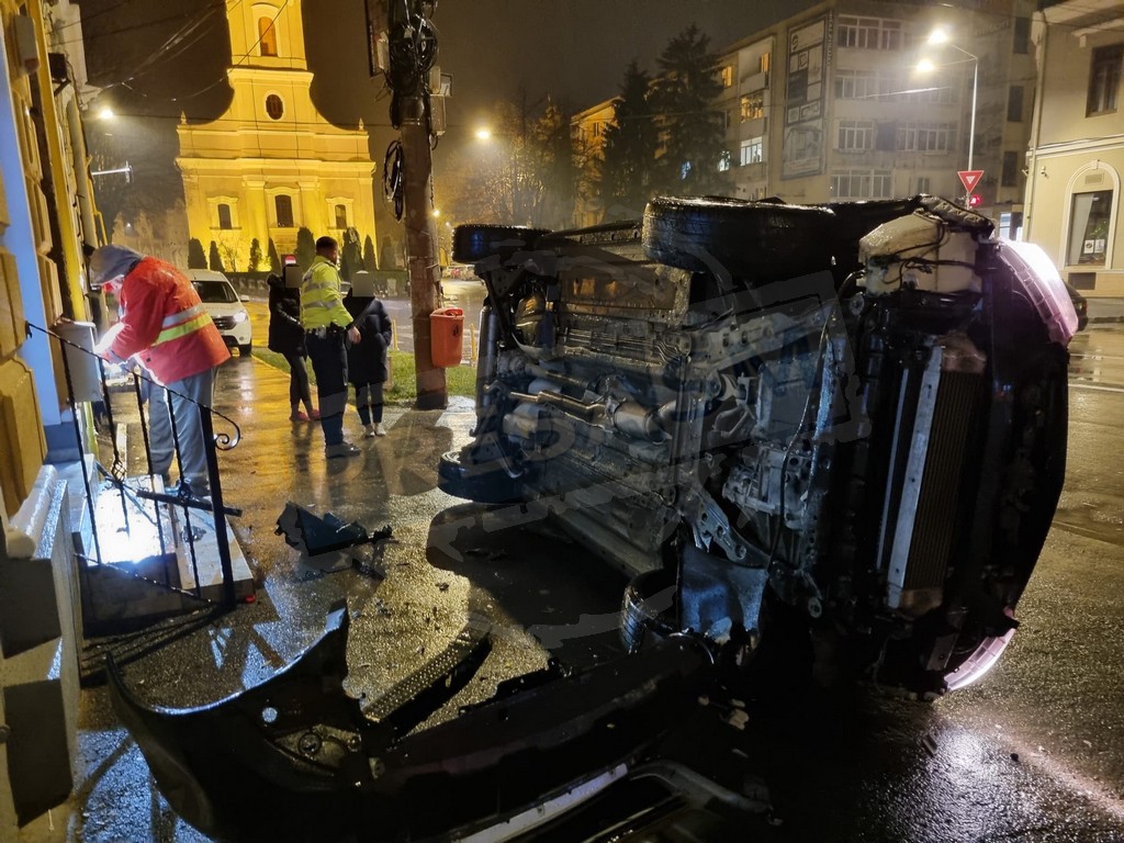 FOTO/VIDEO. Un tânăr s-a răsturnat cu mașina în centrul Satmarului. A lovit o mașină si țeava de gaze