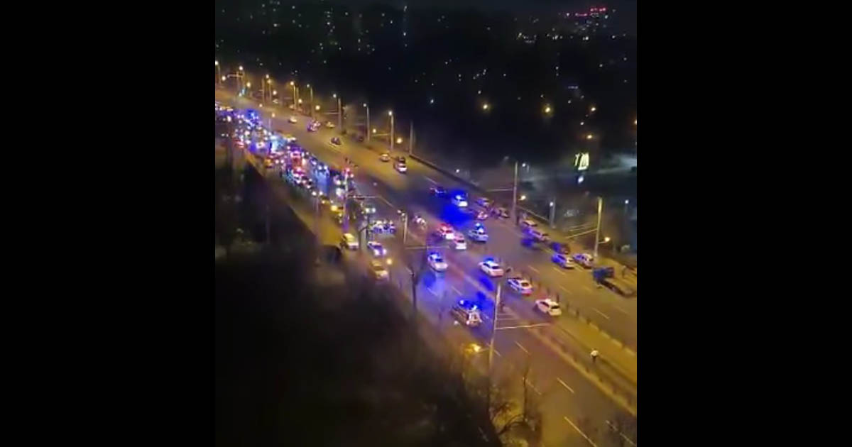 VIDEO. Mobilizare impresionantă în Capitală. Un șofer a fugit de polițiști. Doi agenți au fost răniți