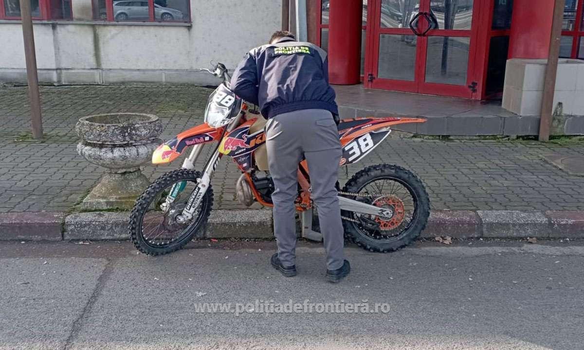 FOTO. Polițiștii de frontieră din PTF Petea s-au ”ales” cu o motocicletă KTM