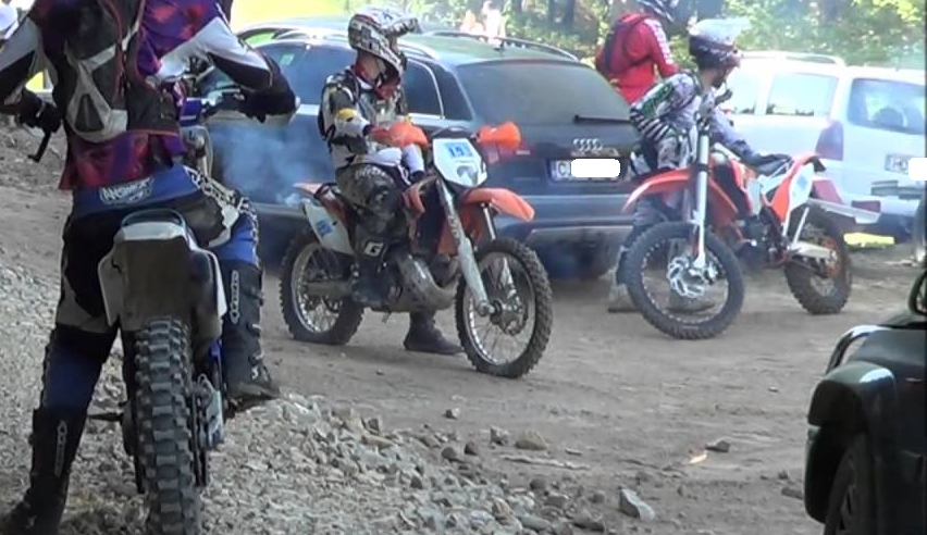 Gașcă de motocicliști bătută cu pumnii, picioarele și topoarele în județul Satu Mare