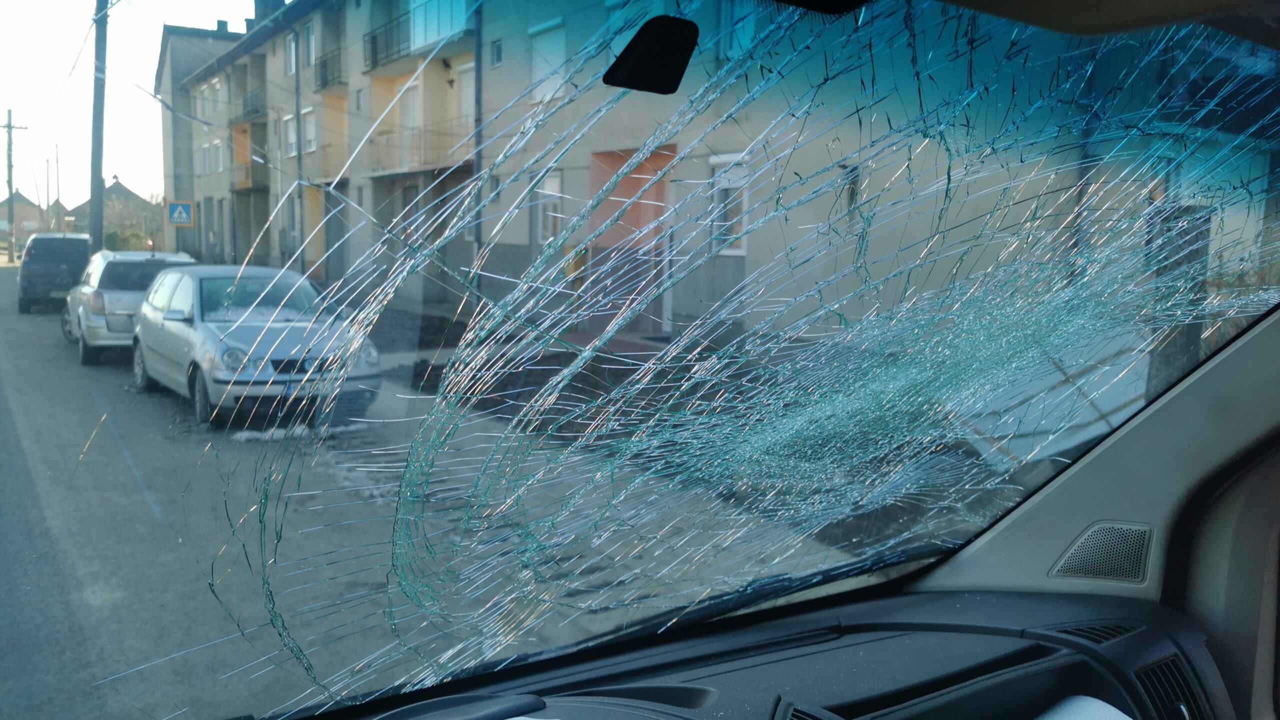 Un sătmărean s-ar fi răzbunat pe fosta iubită. I-ar fi avariat mașina actualului iubit