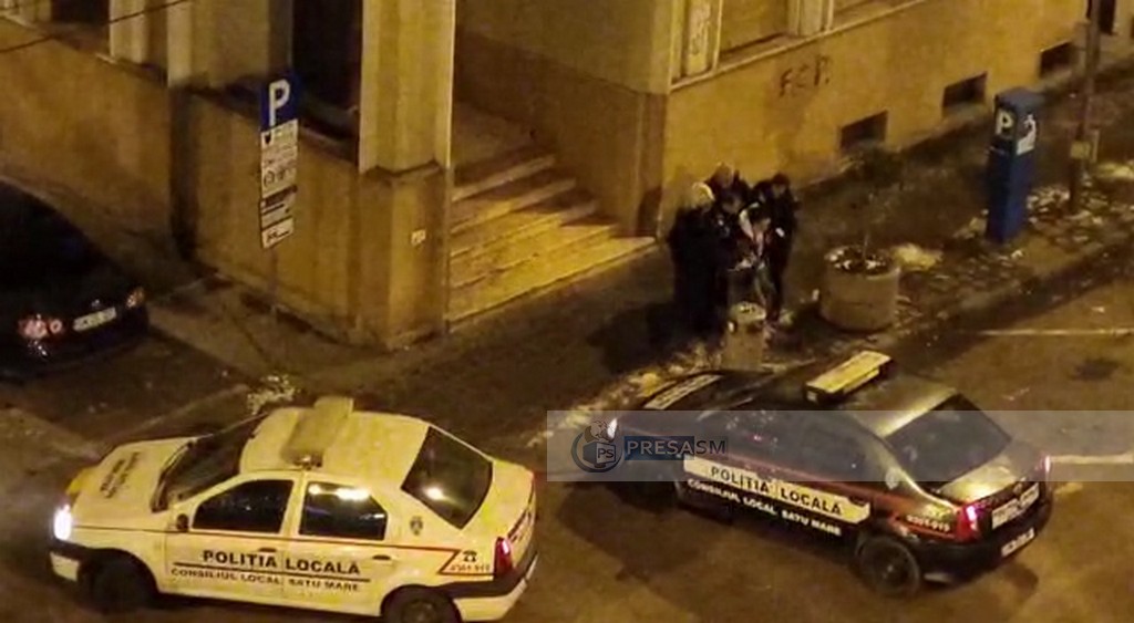 VIDEO. Scandalagiu transformat în mielușel, în centrul Sătmarului. Luat pe sus de Poliția Locală