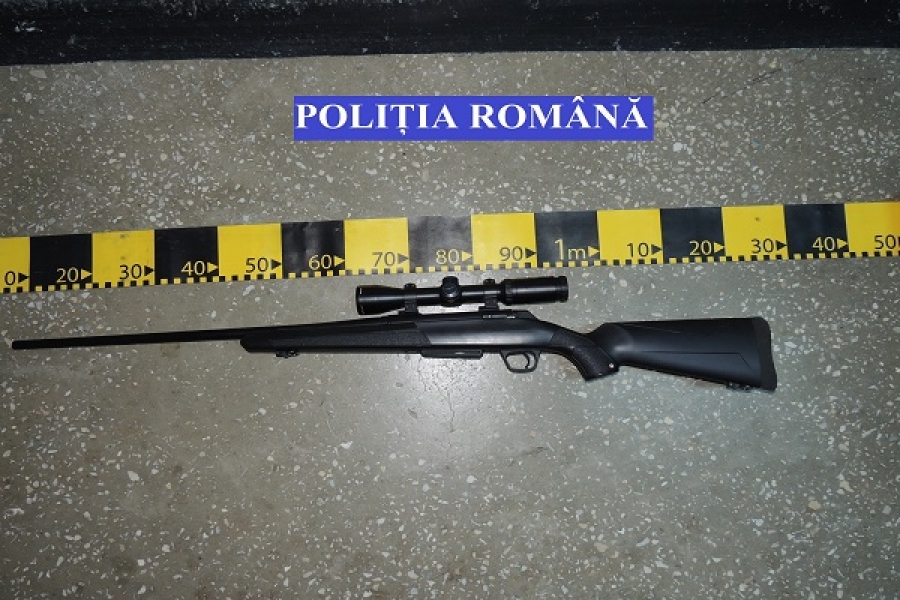 Doi indivizi din Satu Mare se plimbau cu o armă letală în mașină. Prinși în flagrant