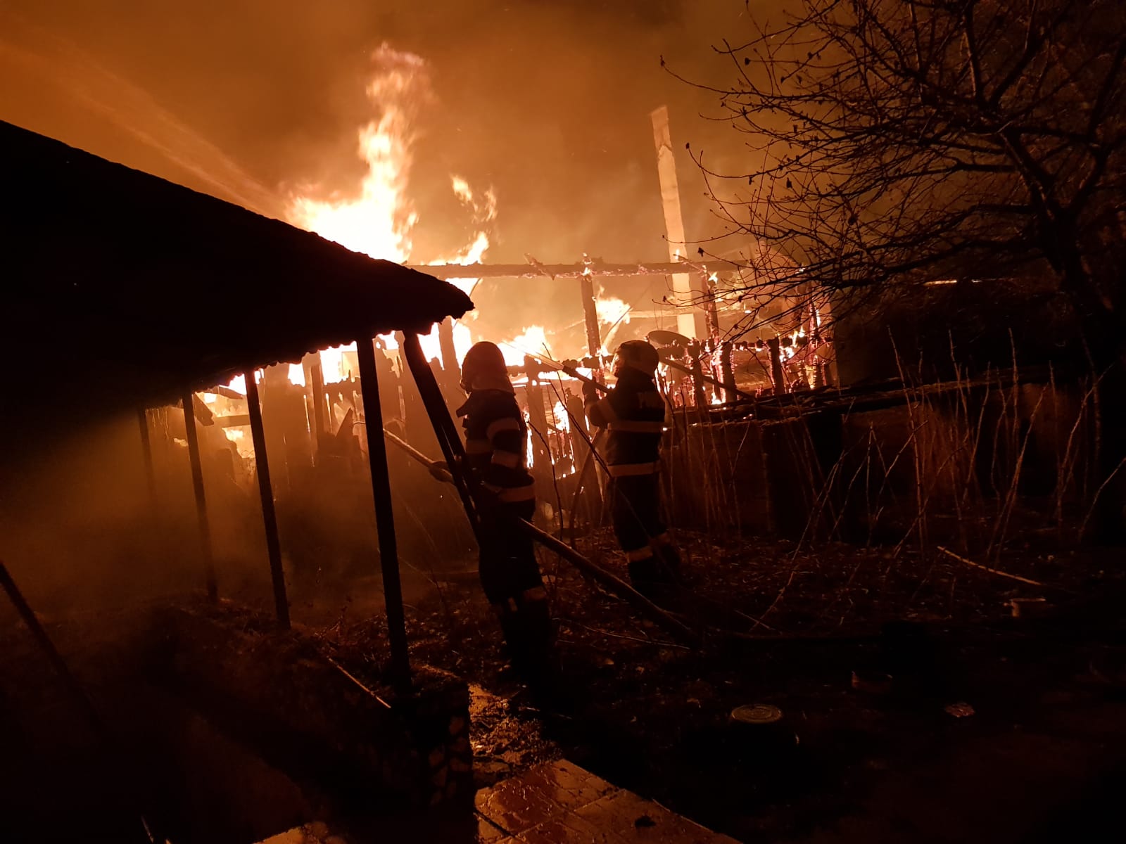 Incendiu în județul Satu Mare. Totul a început de la o țigară uitată aprinsă