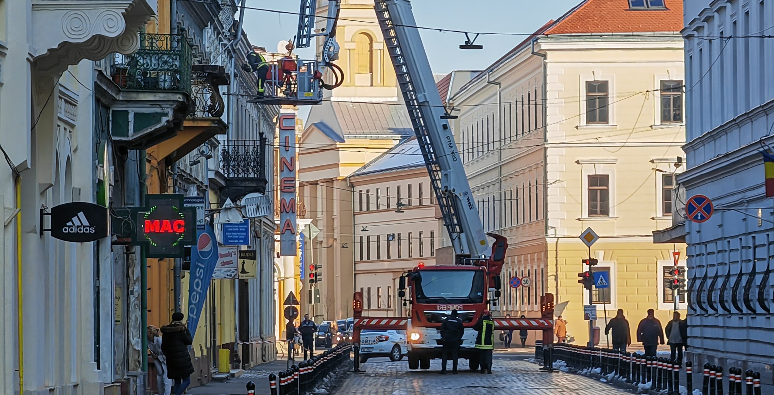FOTO. Alertă în centrul Sătmarului! Strada Ștefan cel Mare a fost închisă