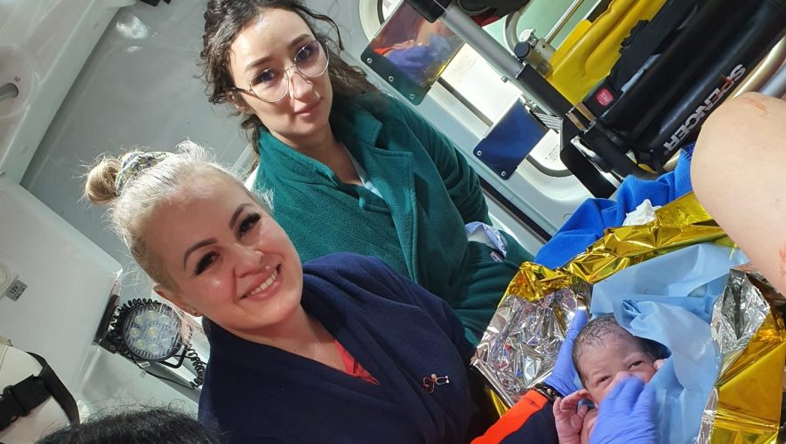 FOTO. Bebeluș venit pe lume în ambulanță! Un tânăr medic sătmărean, înger păzitor