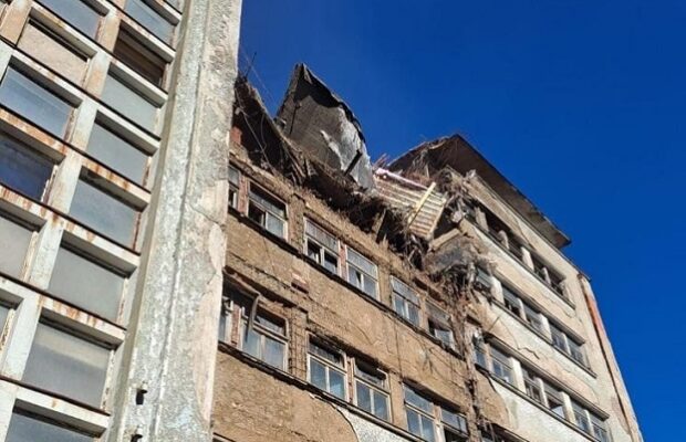 FOTO. Imagini de groază de la un spital din țară. O parte din acoperiș s-a prăbușit. Zeci de pacienți, evacuați