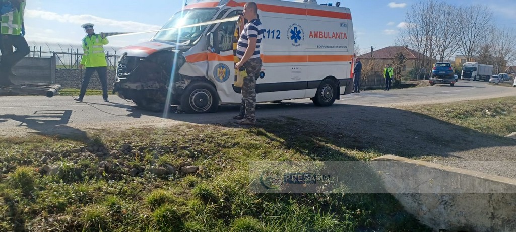 FOTO/VIDEO. Coliziune frontală între o ambulanță și o mașină, în Amați. Multiple victime