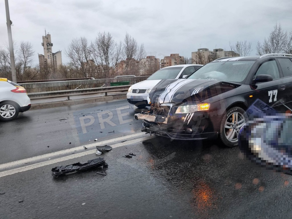 FOTO. Accident pe Podul Decebal. Coliziune între două mașini. Traficul este afectat