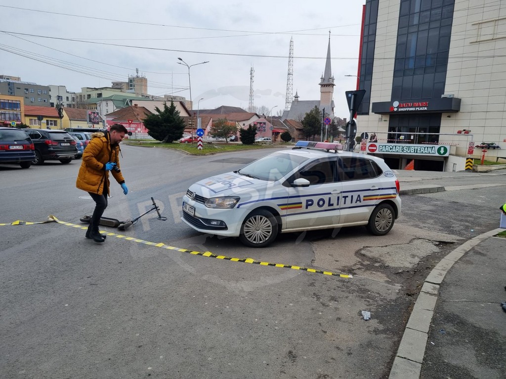 FOTO. Dosar penal după ce o femeie a fost lovită de mașina Poliției, în Satu Mare