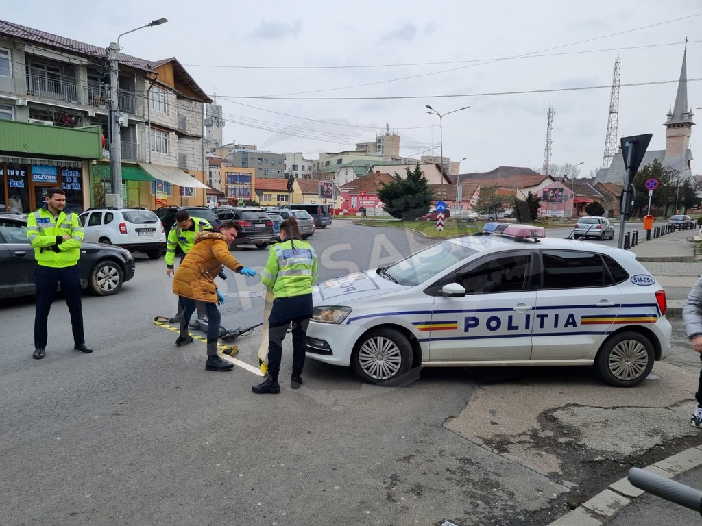 FOTO. Sătmăreancă pe trotineta electrică, lovită de autospeciala de poliție. Accident la Piața Mare