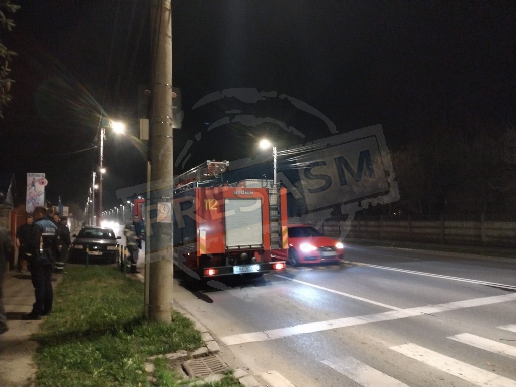 FOTO/VIDEO. Pompierii din Satu Mare puși aiurea pe drum... ieșea fum dintr-un horn