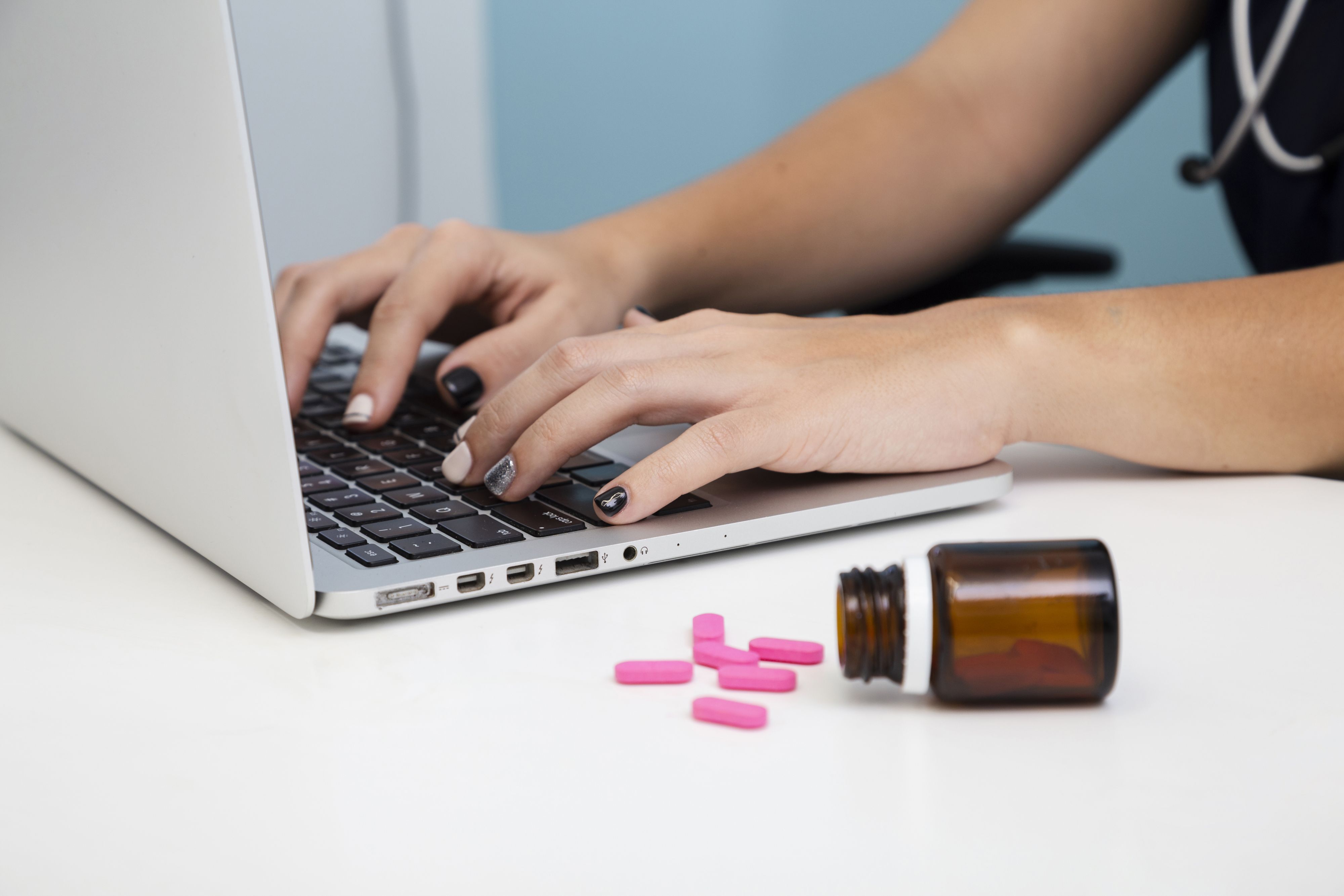 Cum și unde pot comanda medicamentele online