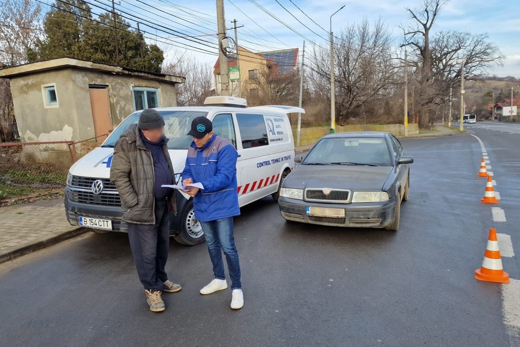 FOTO. Bombe pe patru roți. Zeci de mașini de pe drumurile sătmărene, pericol iminent de accident. Sute de șoferi lăsați fără certificate