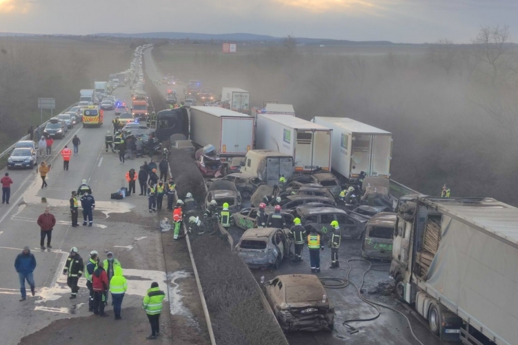FOTO/VIDEO. Dezastru pe autostrada M1 din Ungaria. Zeci de automobile au ars după un carambol