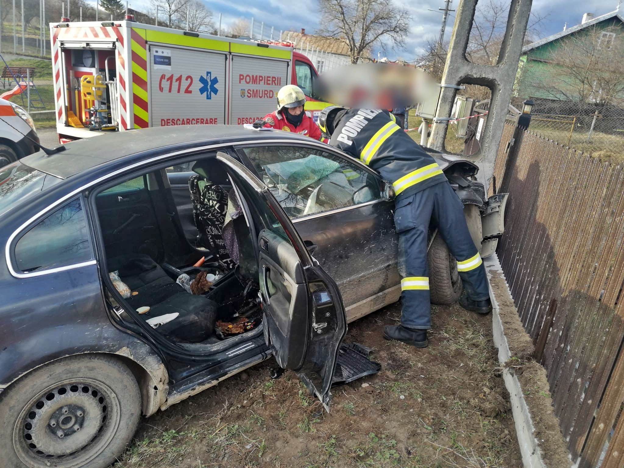 Se întâmplă în România. Un puști a furat o mașină și și-a dus prietenii la plimbare. S-a oprit într-un stâlp