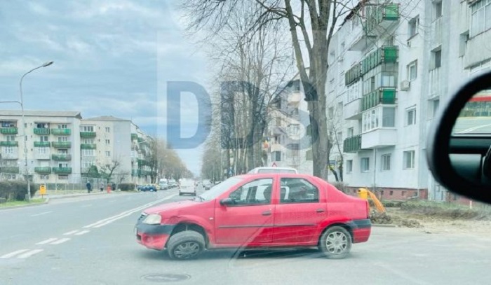 FOTO. Mercedes vs Dacia. Accident în Micro 17, păgubitul dă vina pe mașinile parcate la colț
