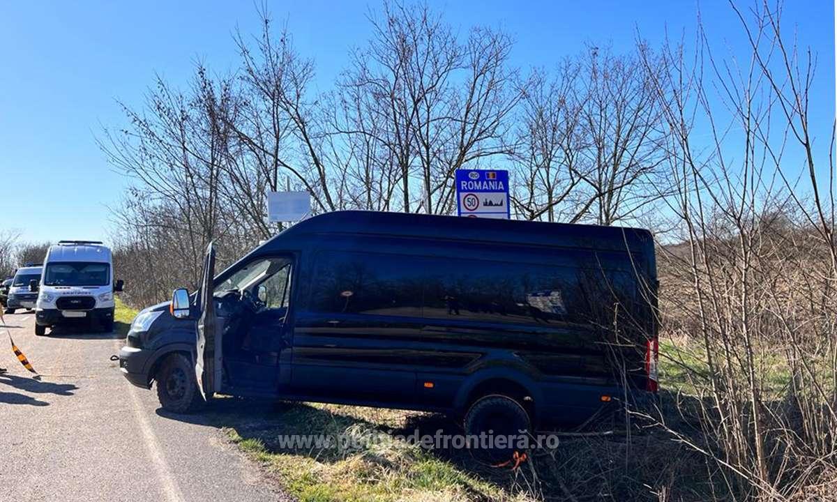 FOTO. Accident la frontieră, în Satu Mare. Doi danezi au intrat cu duba ca-n brânză, peste bornă