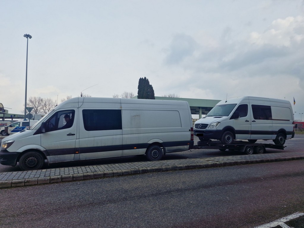 FOTO. Ungurii, sătui de metoda românească ”trenulețul”. Amendă pentru duba trasă de dubă