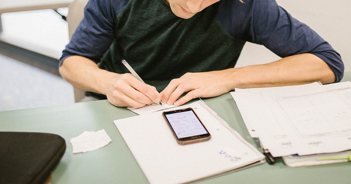 Un licean din Satu Mare a încercat să copieze la simulare. A fost dat afară