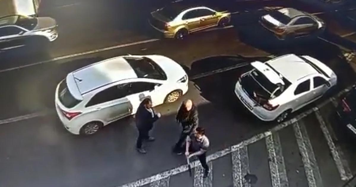 VIDEO. Bătaie, la oră de vârf, în traficul din Capitală. Și-au împărțit pumni și bâte de baseball