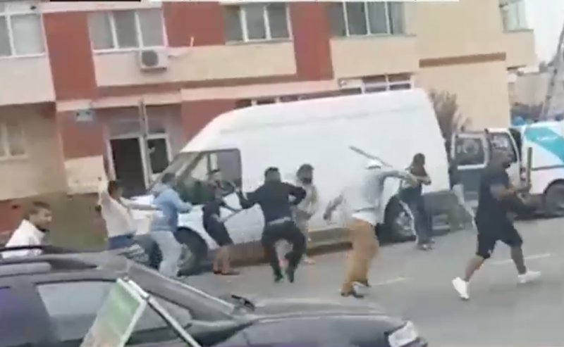 Scandal început la fotbal, continuat cu drujbe și pari. O femeie la un pas de moarte