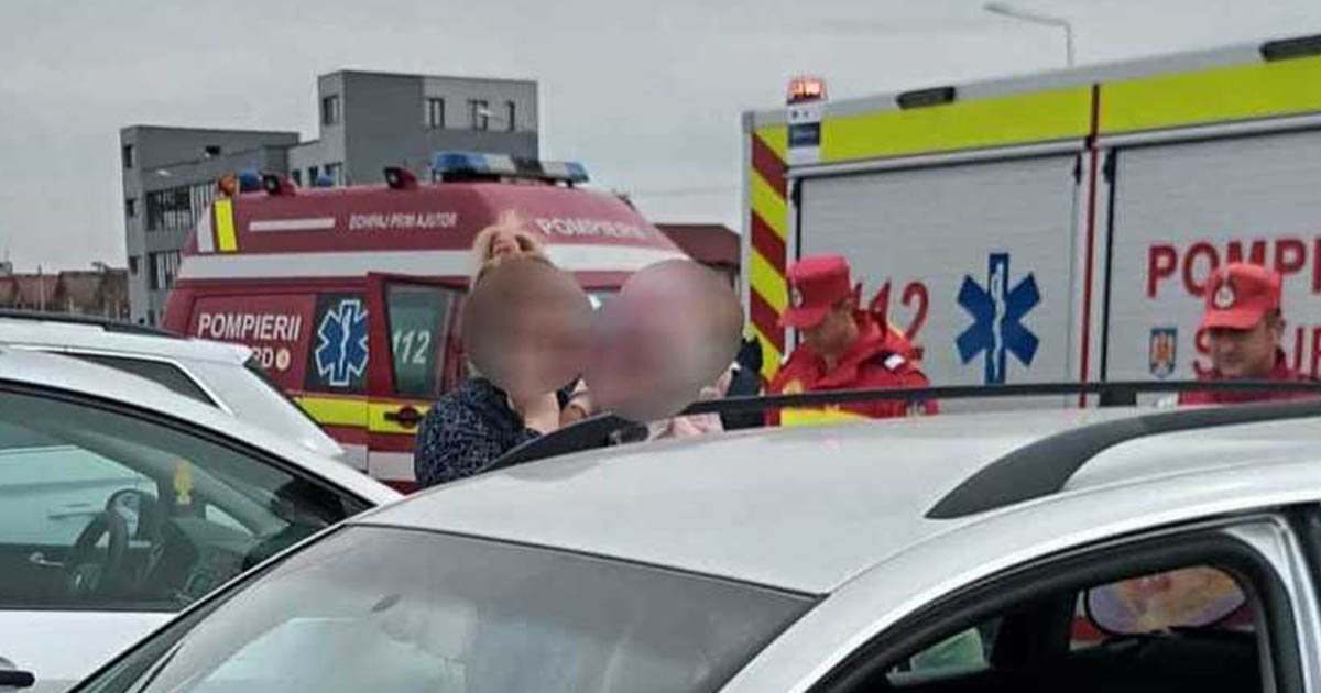 FOTO. Bebeluș de nouă luni, blocat în mașina din parcarea unui mall din țară