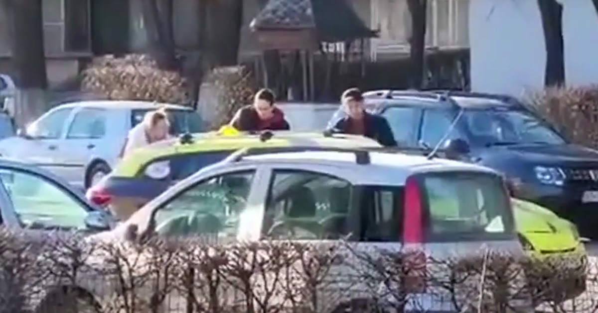 VIDEO. Scene greu de privit. Taximetrist bătut cu pumnii și picioarele, în plină stradă, de un tată și fiu