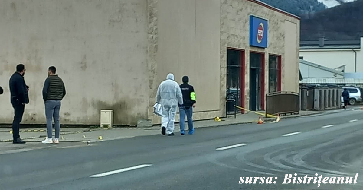 FOTO. Scene de groază pe străzile unui oraș din nord-vestul țării. Femeie înjunghiată în gât de fostul soț. Bărbatul s-a spânzurat
