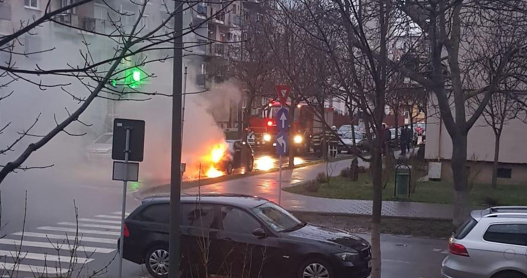FOTO. Mașină în flăcări într-un cartier din Carei. Au intervenit pompierii