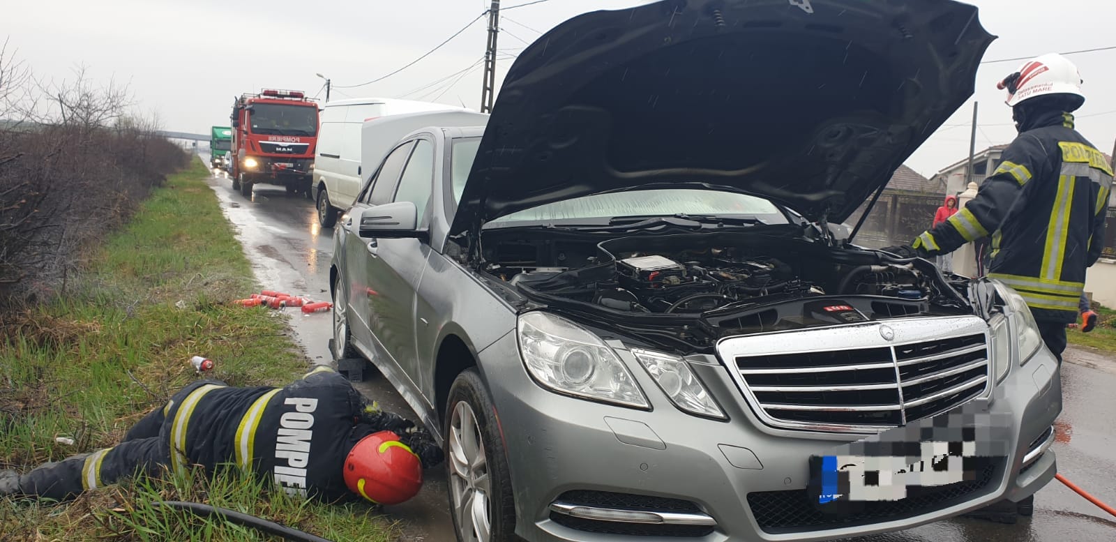FOTO. Un Mercedes a luat foc în mers, în municipiul Satu Mare