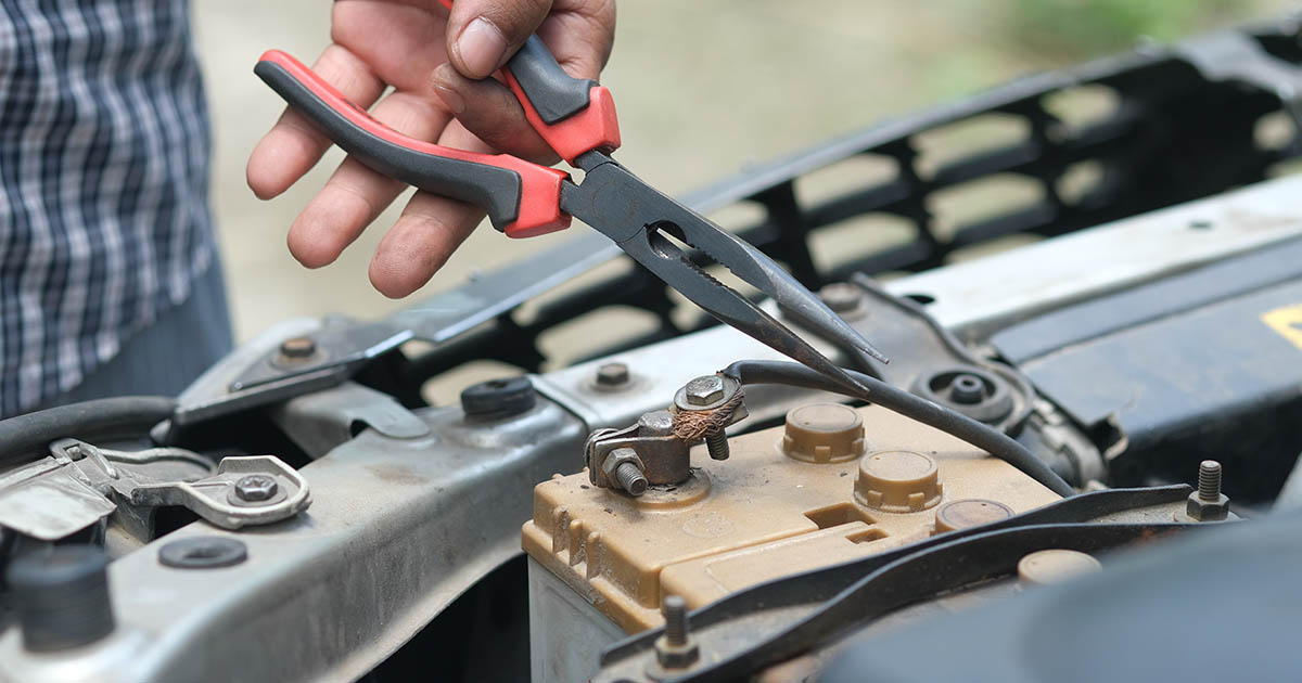 Surpriză pentru angajații unei firme din Satu Mare. Mașinile companiei, lăsate fără acumulatori. De vină, un tânăr din Maramureș