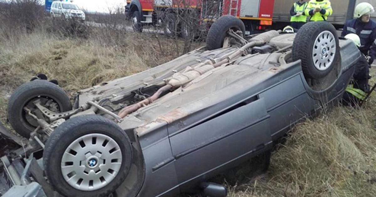 SATU MARE. Un șofer drogat a ajuns cu mașina în șanț. El a ajuns la Poliție, soția la Urgență