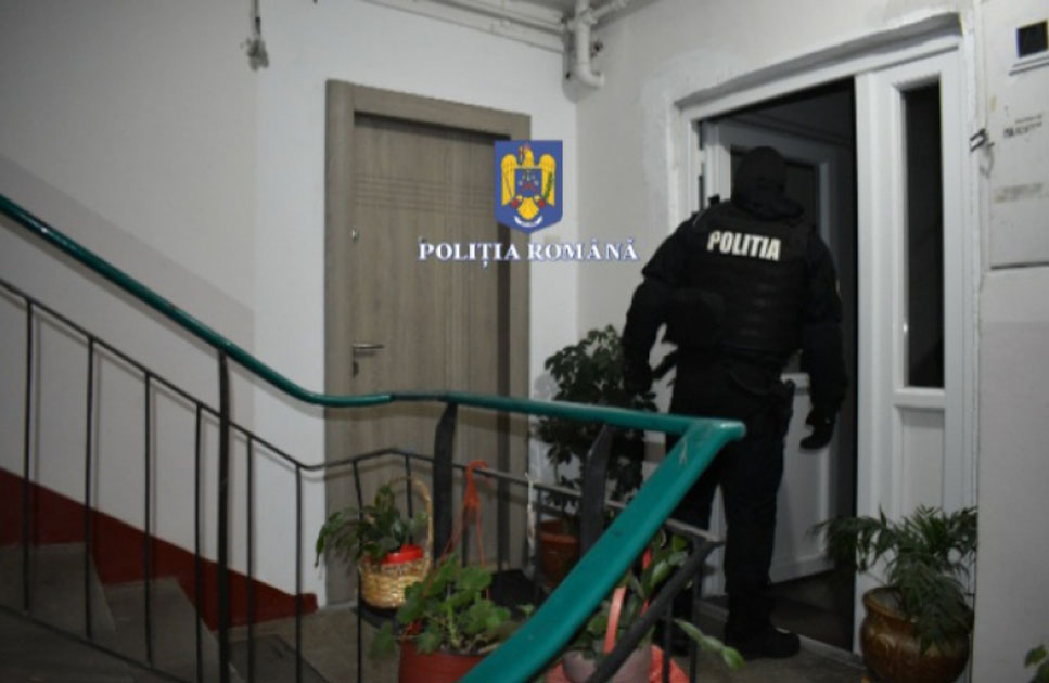 Percheziții ale polițiștilor sătmăreni în județul vecin. Familie din Certeze lăsată fără bijuterii de aproape 10.000 de lei