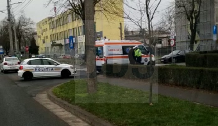 FOTO. Pieton lovit de o mașină în municipiul Satu Mare. Vinovat: victima