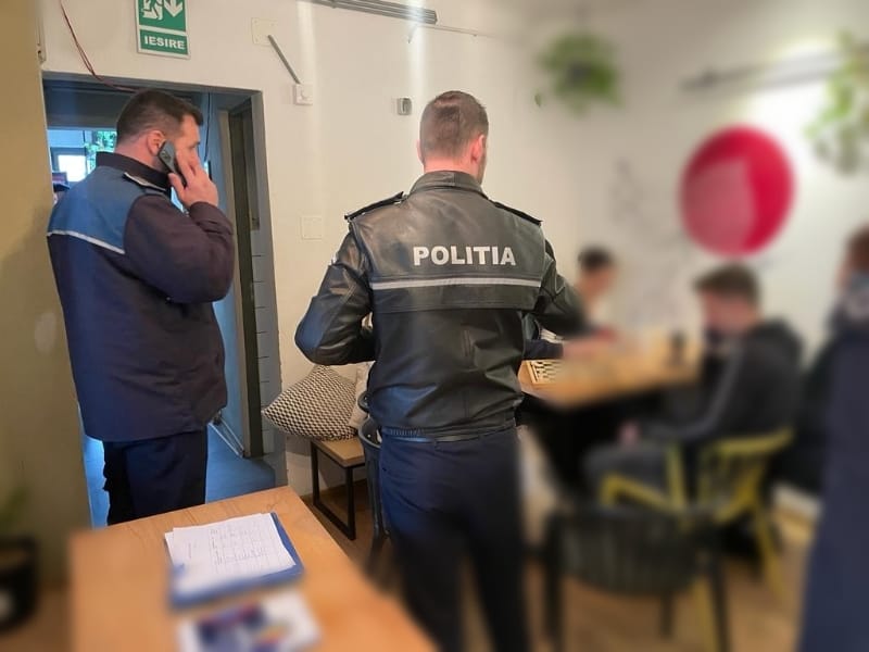Culmea prostiei în Satu Mare! Un hoț a spart o casă, a mers la bar și s-a lăudat