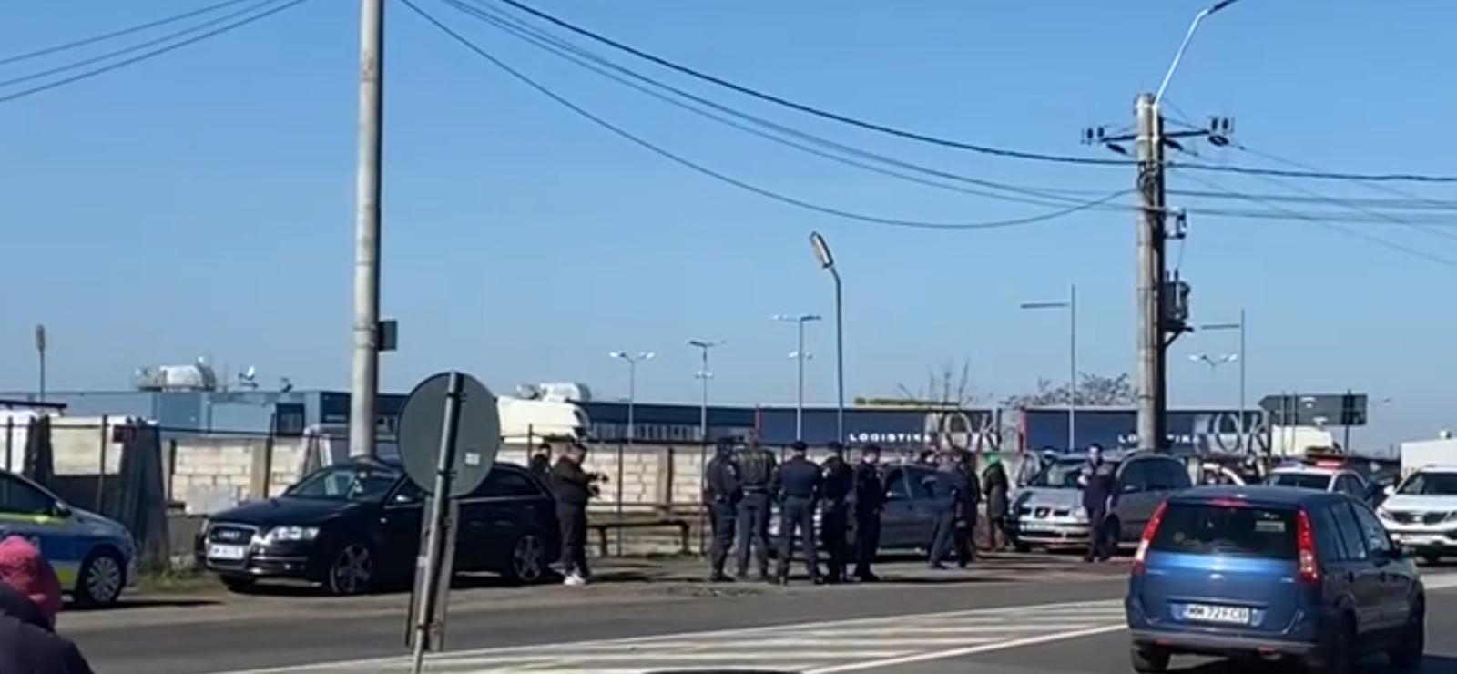 FOTO. Doi sătmăreni și-au dat în cap pentru locul în care să își vândă căpșunile ”românești”