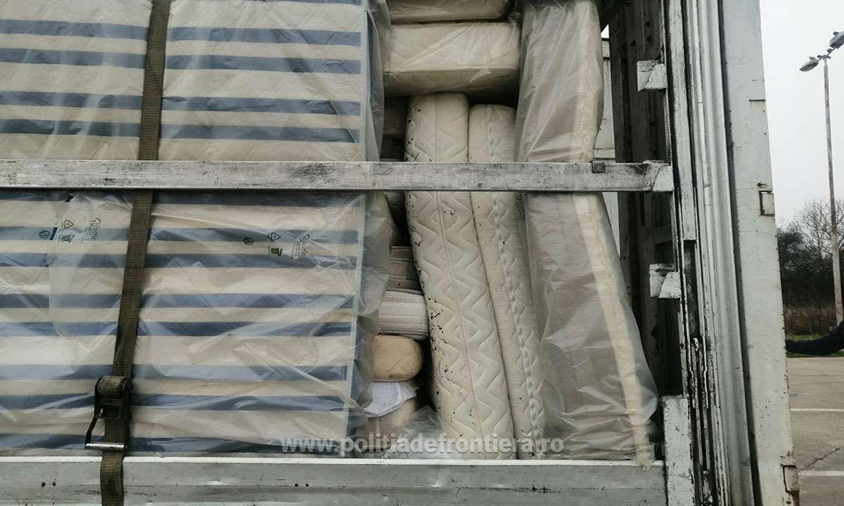 Tone de saltele la mâna a doua, din Italia, trimise la noi în țară. Frontieriștii sătmăreni le-au trimis înapoi