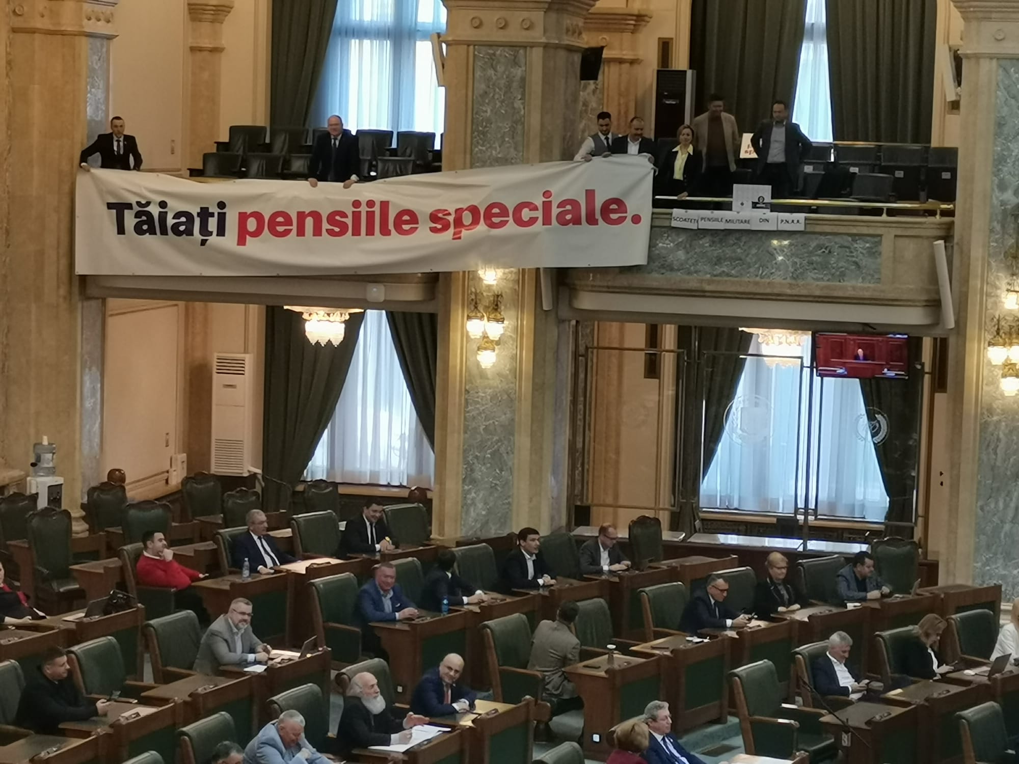 FOTO/VIDEO. Protest în Parlament. PSD-PNL, acuzați că doar "amenajează" legea, nu desființă pensiile speciale