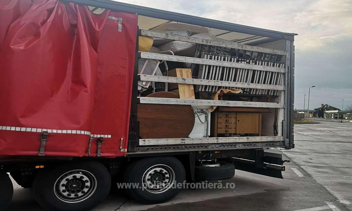 FOTO. A vrut să aducă în țară tone de produse second-hand. Frontieriștii de la Petea le-au trimis înapoi