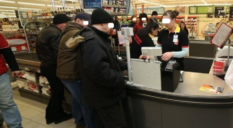 Omenie la supermarket. Un sătmărean i-a plătit produsele unui bătrânel rămas fără bani